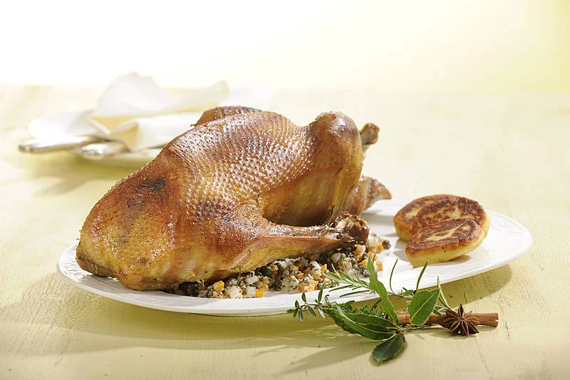 Gans auf Gewürzlinsen