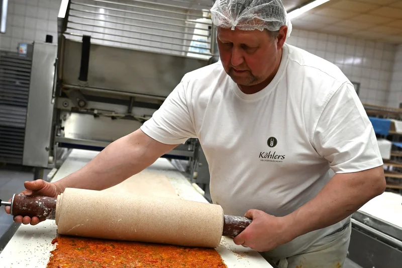 Vegan Backen: vegane Paprikastange in der Bäckerei. Klick führt zu Großansicht in neuem Fenster, schließen per ESC.