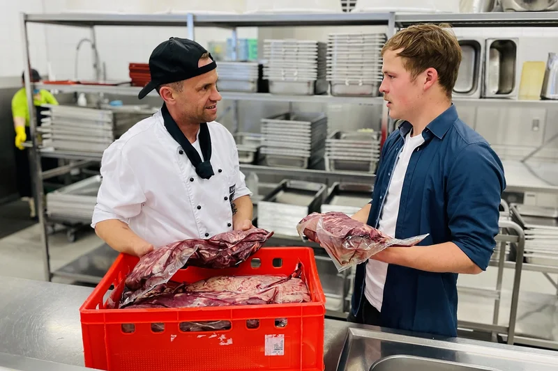 Koch und Landwirt im Gespräch. Foto: Johanna Böll