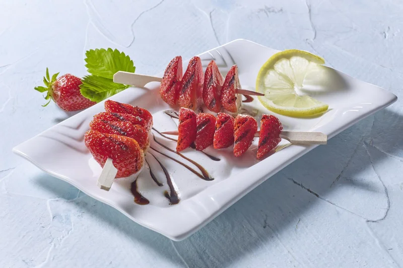 Gegrillte Erdbeeren mit Joghurt-Zitronen-Schaum 