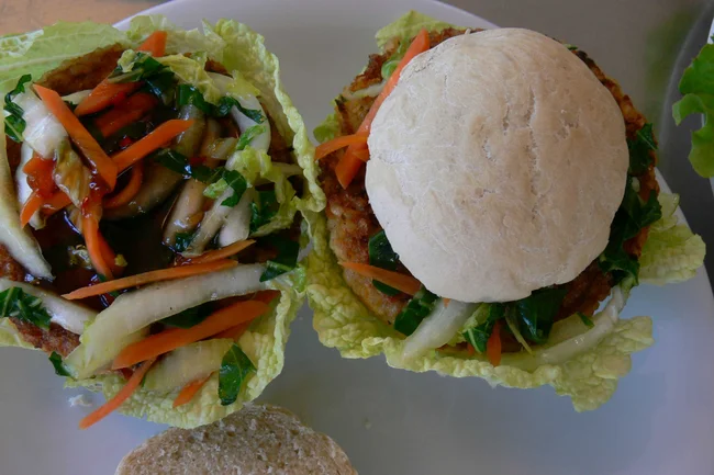 Veganer Tofu-Burger auf einem Teller.