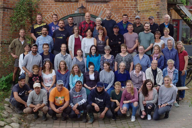 Gruppenbild mit Mitarbeitenden des Guts