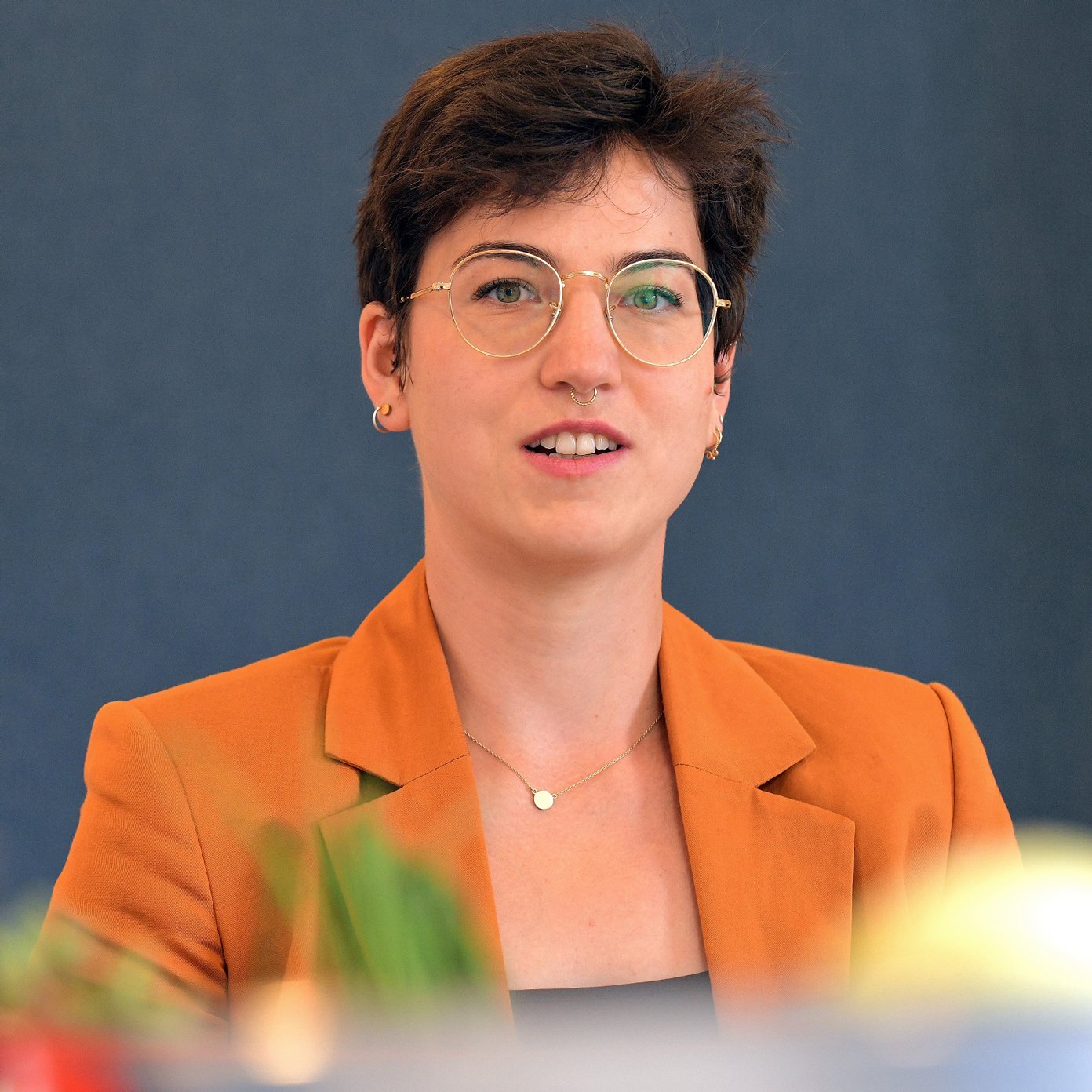 Mücella Demir. Klick führt zu Großansicht im neuen Fenster.