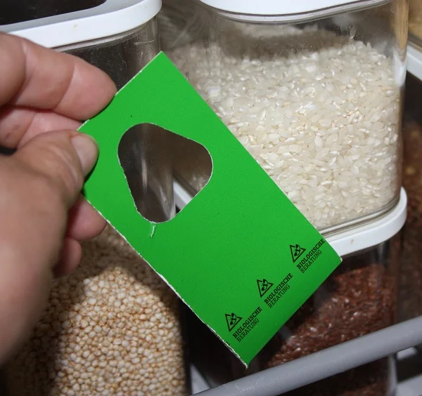 Grüne Tafel vor Vorratsdosen. Klick führt zu Großansicht in neuem Fenster.