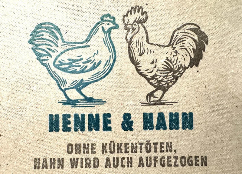 Henne und Hahn auf Eierpackung. Klick führt zu Großansicht in neuem Fenster.