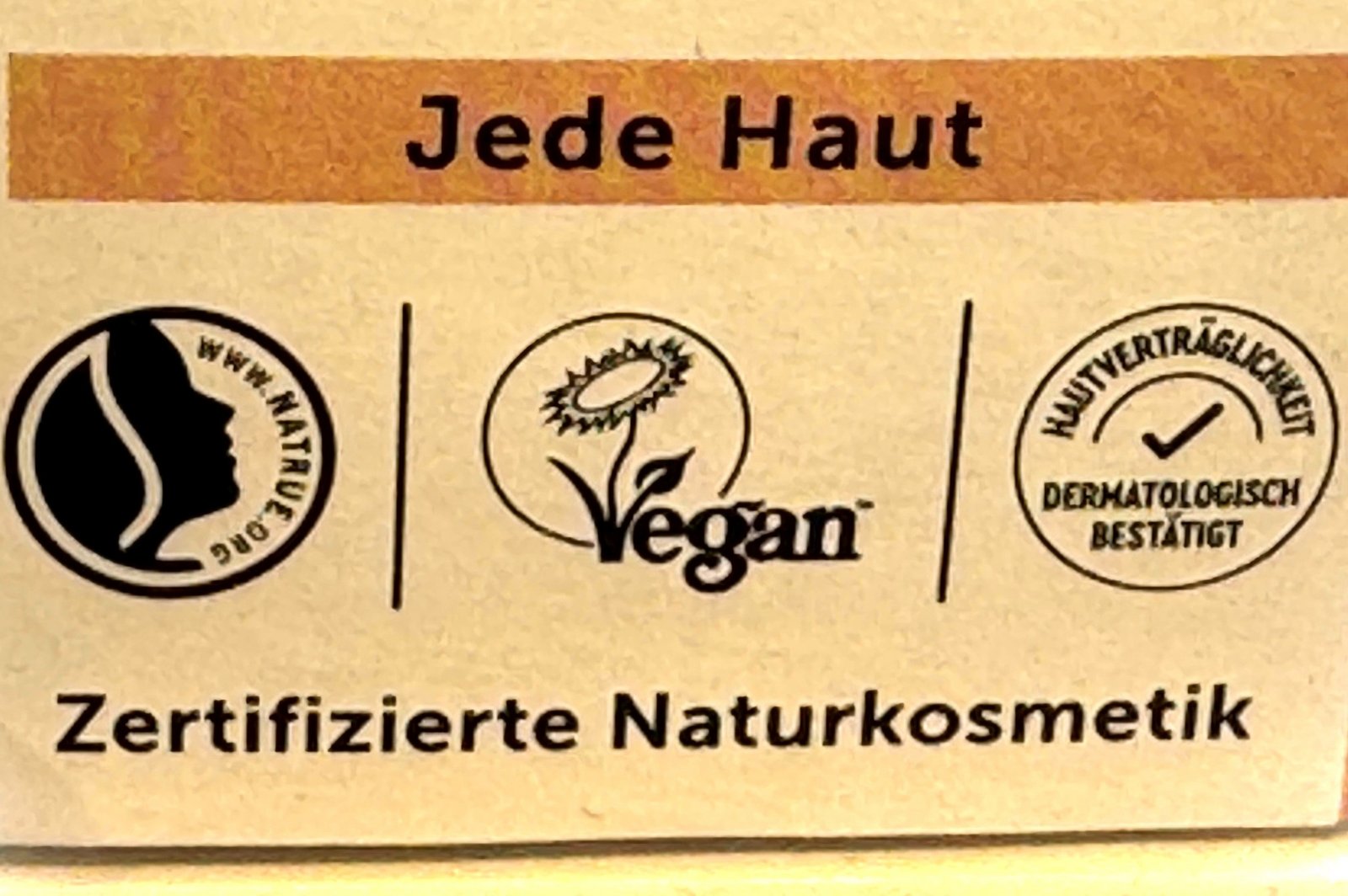 Verpackung mit Natrue- und Vegan-Label. Klick führt zu Großansicht im neuen Fenster.