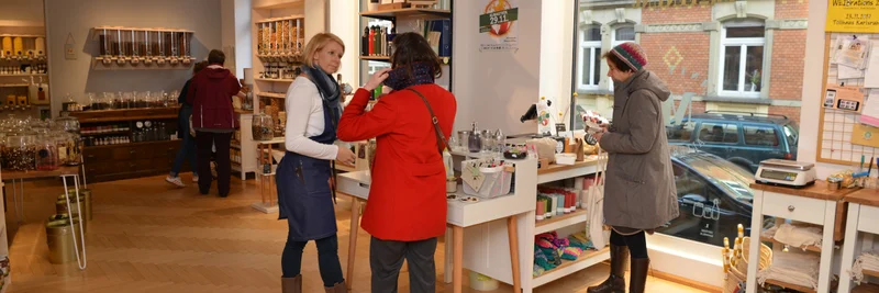 Frauen in Diskussion in einem Unverpackt-Laden.