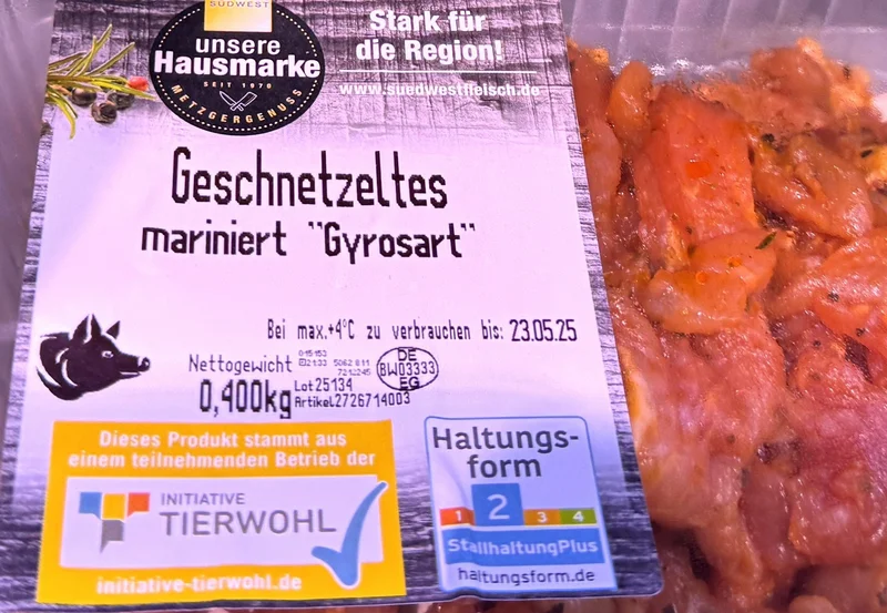 Fleischverpackung mit Tierwohllabel und Haltungsform-Kennzeichen. Klick führt zu Groaßnsicht in neuem Fenster.