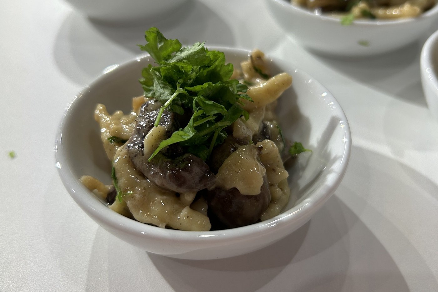 Hühnerherzen mit Zwiebeln und Spätzle auf Teller angerichtet. Foto: BLE