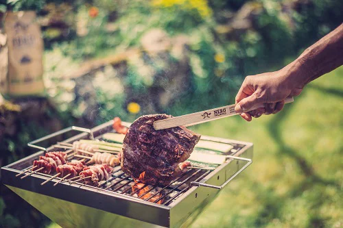 Fleisch auf dem Grill. Klick führt zu Großansicht in neuem Fenster.