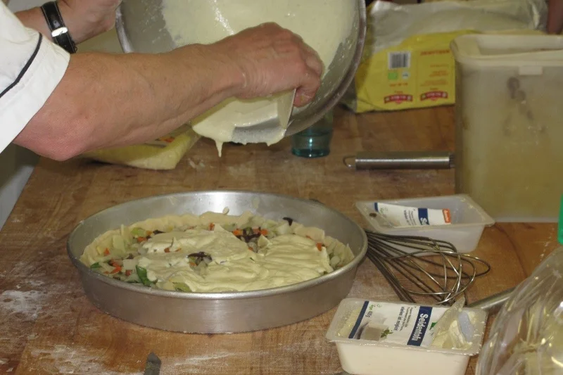 Eine vegane Quiche wird zubereitet.