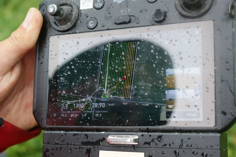 Blick auf die Fernsteuerung einer Agrardrohne. Klick führt zu Großansicht in einer Lightbox. Zum Schließen der Lightbox ESC drücken.