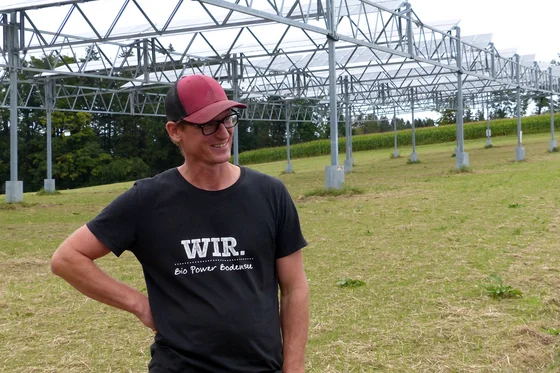 Florian Reyer vor Sonnenenergieanlagen. Klick führt zu Großansicht in einer Lightbox. Zum Schließen der Lightbox ESC drücken.