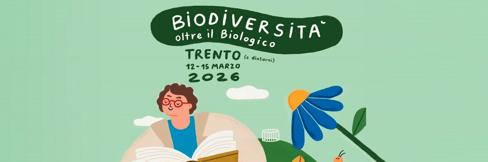 Ein Bild das einen gezeichneten Mensch zeigt, der ein Buch liest. Neben ihm ist eine Blume mit blauen Blüten zu sehen. Über Blüte und Mensch ist eine grüne Sprechblase "Biodiversita oltre il Biologico". Darunter steht in grüner Schrift "Trento, 12-15 Marzo 2026".