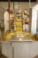 Kartoffelverarbeitung. Klick führt zu Großansicht in neuem Fenster.