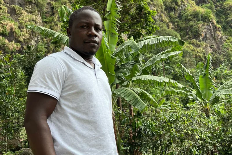 Edward Mukiibi in seiner Plantage. Klick führt zu Großansicht in neuem Fenster.