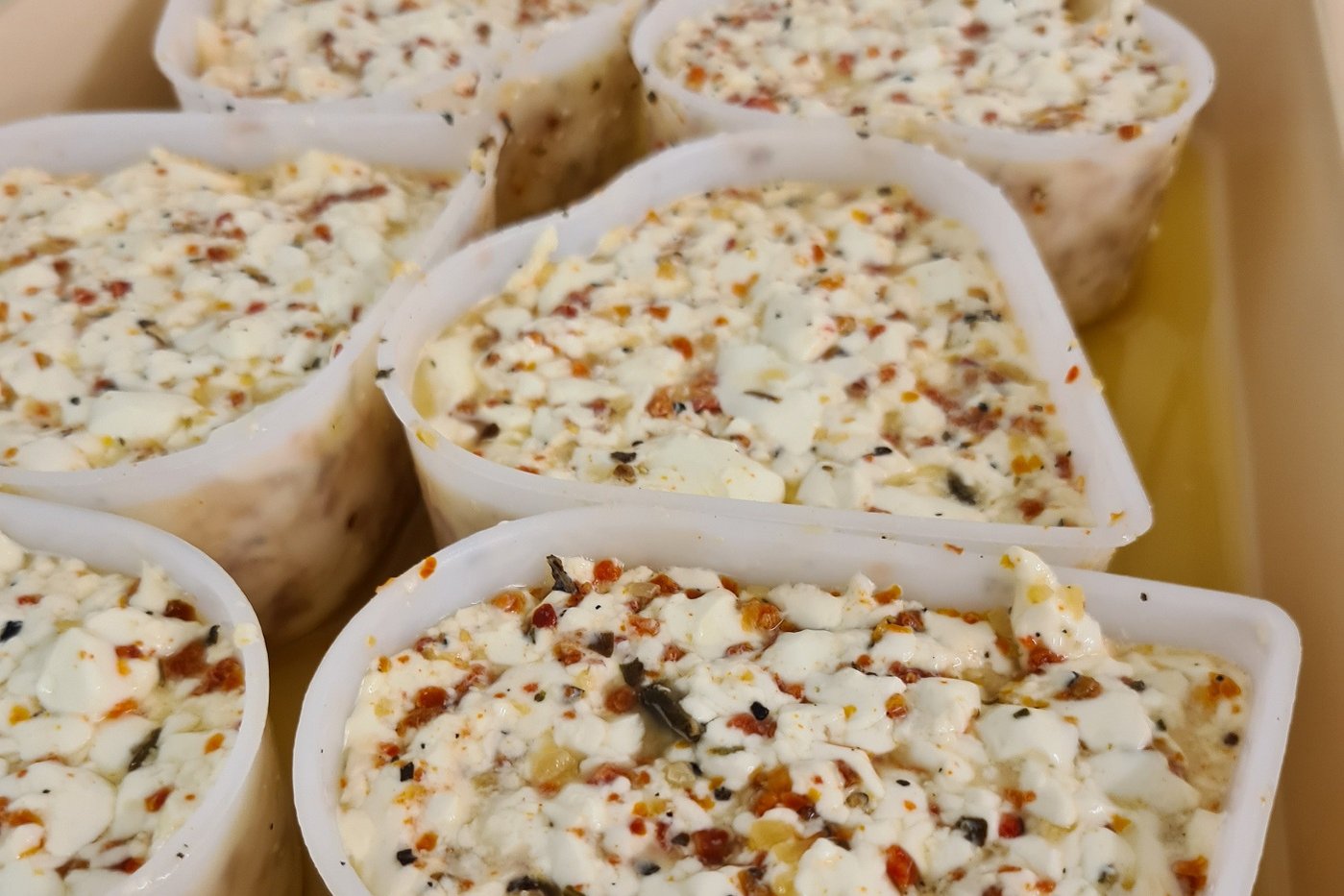 Frischkäse in Herzförmchen. Klick führt zu Großansicht.