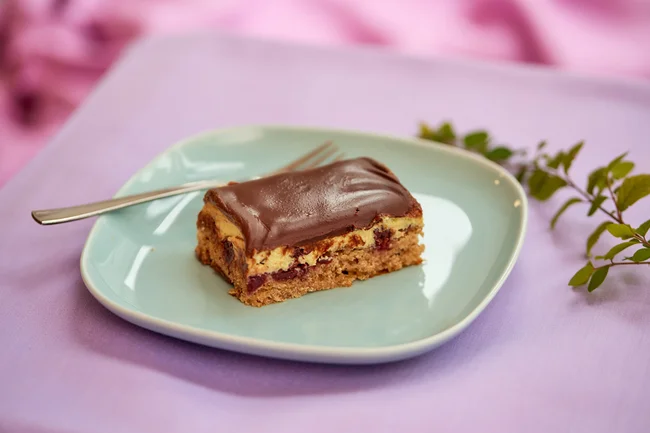 Vegane Donauwelle auf Teller angerichtet.
