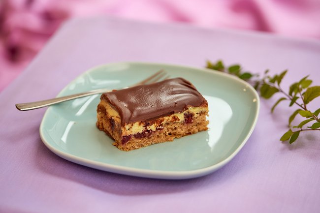 Vegane Donauwelle auf Teller angerichtet.
