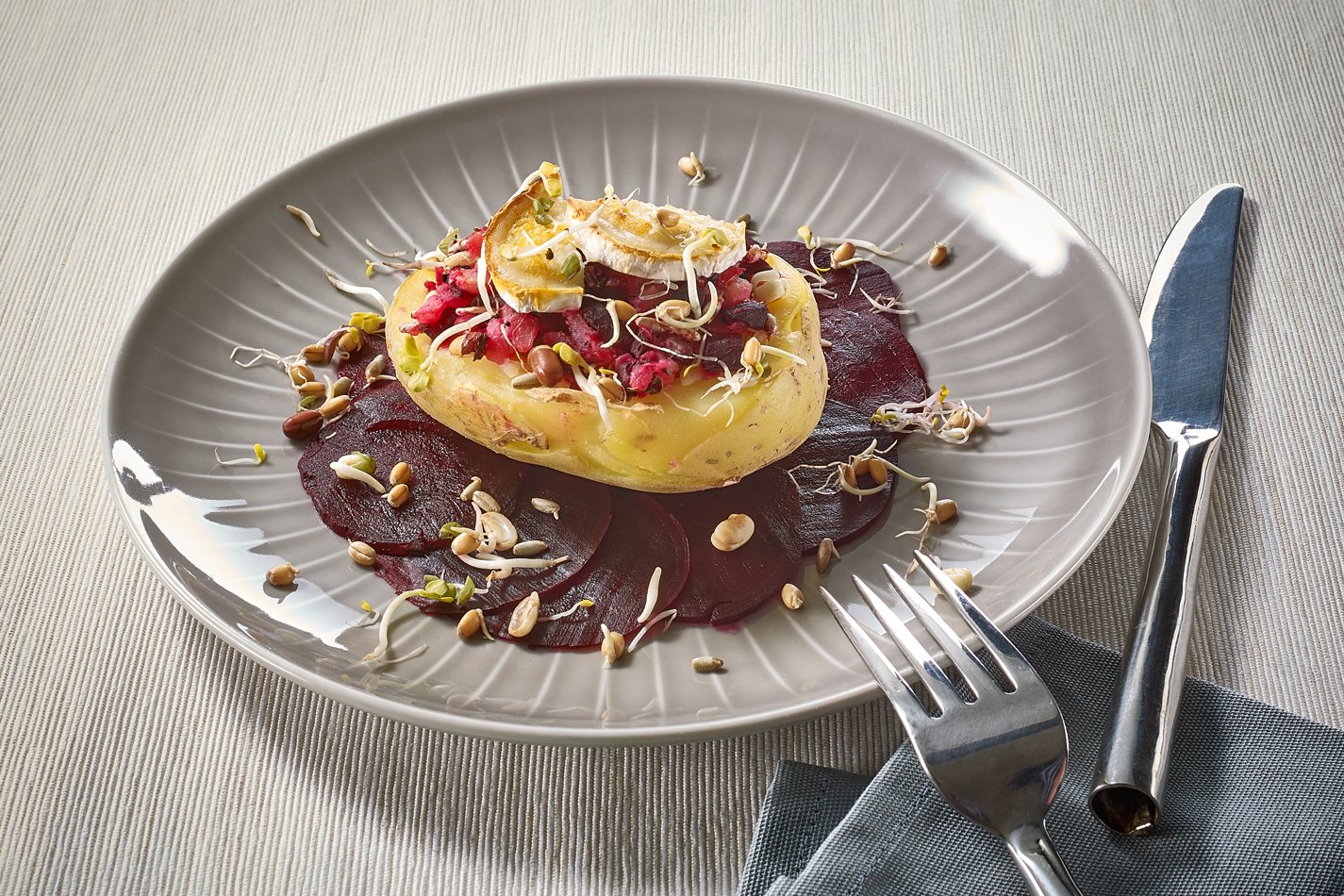 Ofenkartoffel mit Sprossen und Roter Bete 