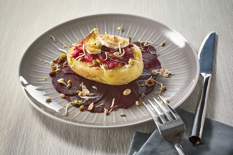 Ofenkartoffel mit Sprossen und Roter Bete 