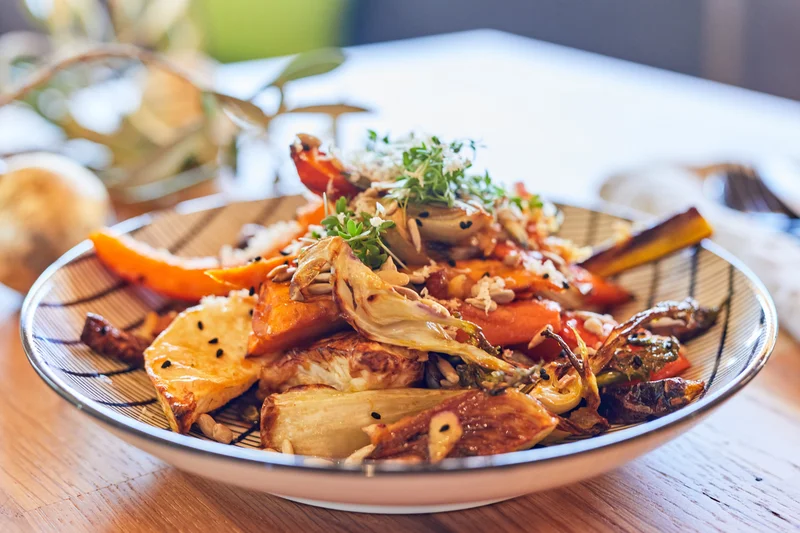 Salat aus geröstetem Wurzelwerk mit Saaten