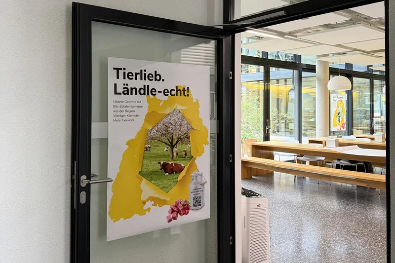 Plakat an der Eingangstür zum Speiseraum einer Kantine. Klick führt zu Großansicht in neuem Fenster.