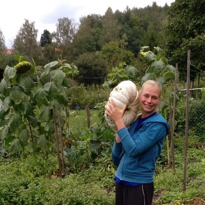 Annika Ebser mit einem Kürbis in der Hand