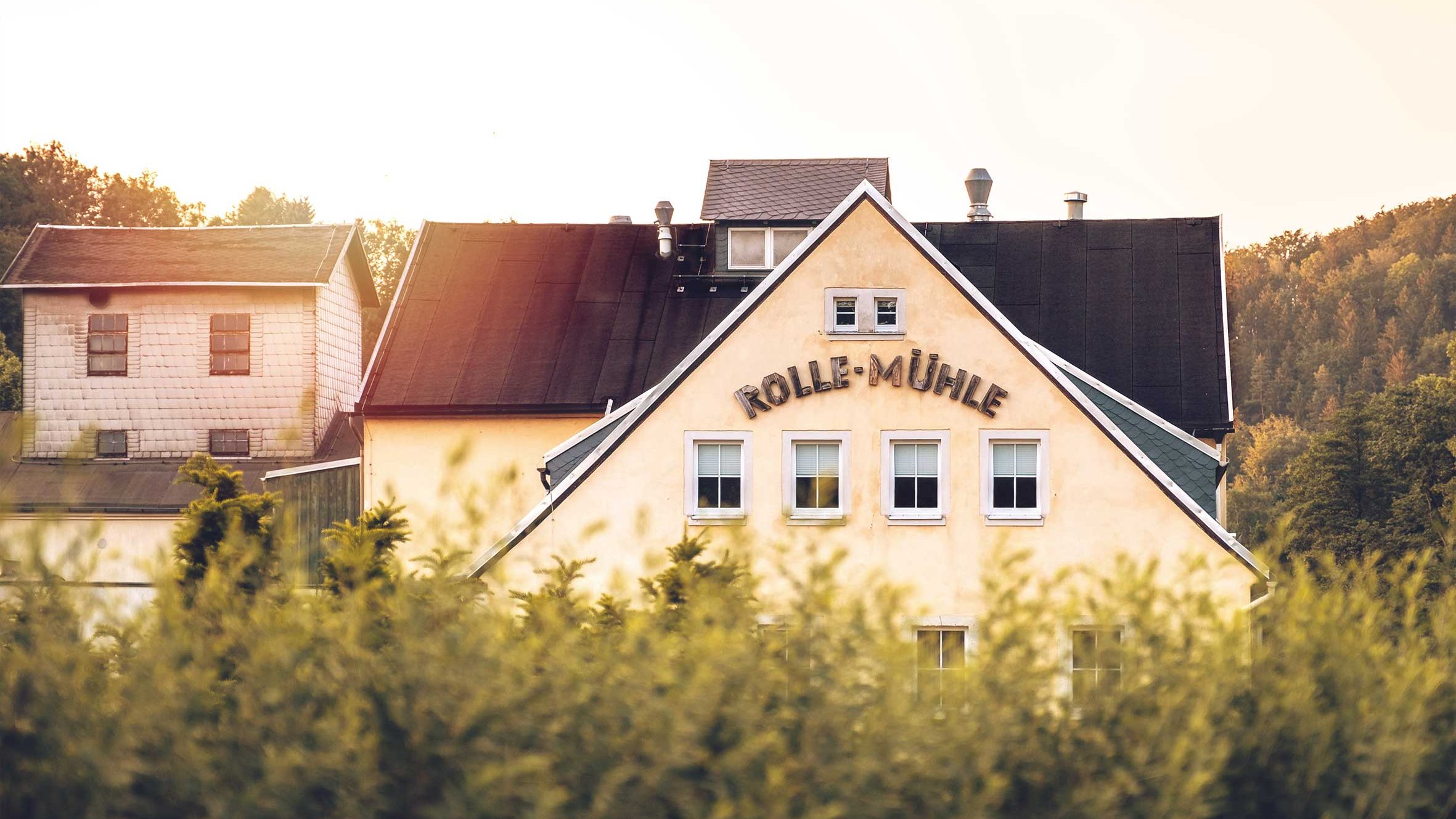 Ein Bild von einem Haus mit dem Schriftzug "Rolle Mühle".