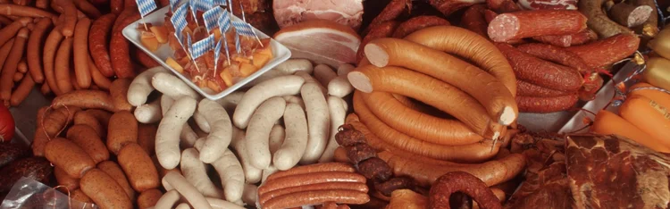 Verschiedene Bio-Wurstsorten in der Theke.