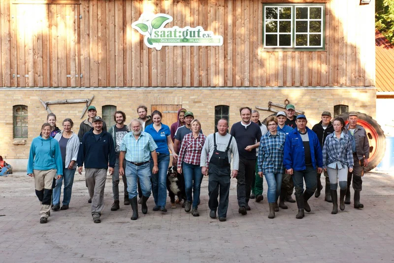 Hofteam aus Männern und Frauen, die auf die Kamera zugehen