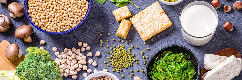 Vegane Lebensmittel auf einem Tisch.