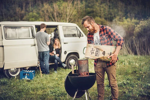 Freiluftgrillen vor VW-Bus. Klick führt zu Großansicht in neuem Fenster.