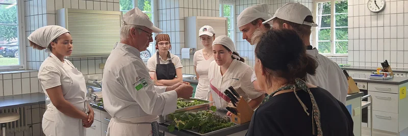 Köchinnen und Köche in einer Küche.