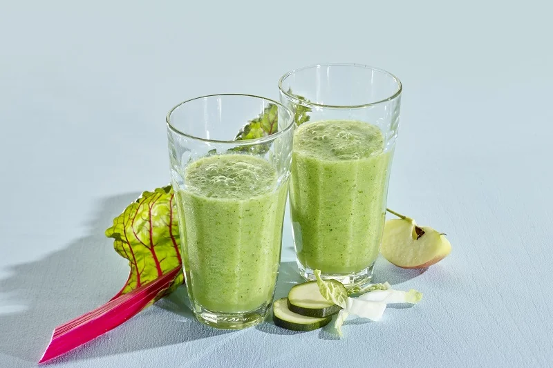 Grüner Gemüse-Smoothie mit Früchten