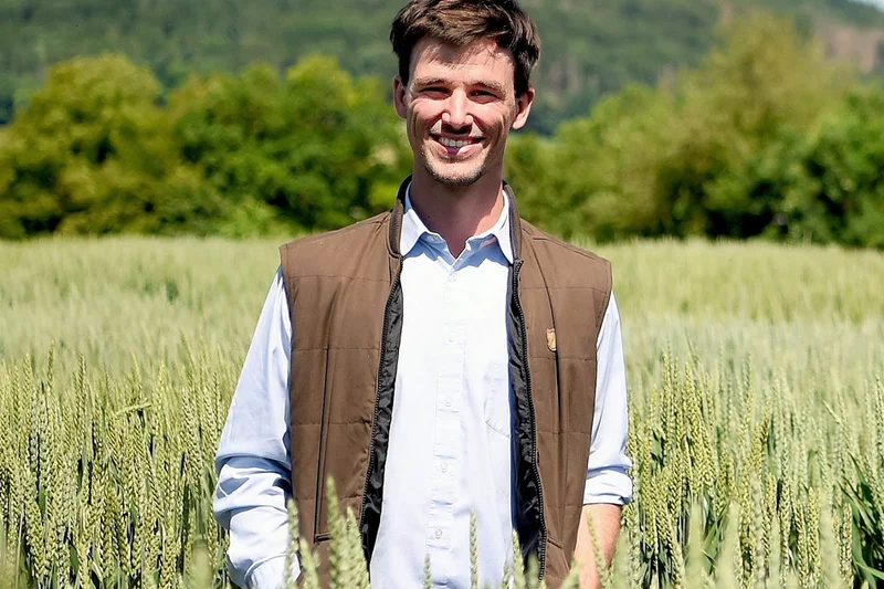 Johannes Eisert im Kornfeld. Klick führt zu Großansicht in neuem Fenster.