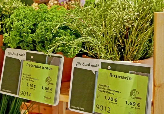 Kräuter im Geschäft. Klick führt zu Großansicht im neuen Fenster.