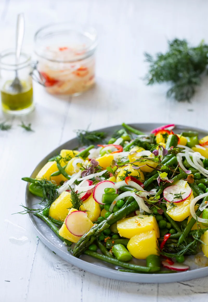 Vegetarisches Gericht mit Spargel, Erbsen und Kartoffeln. Quelle: Magdalena Bujak / Adobe Stock. Klick führt zu Großansicht in neuem Fenster.