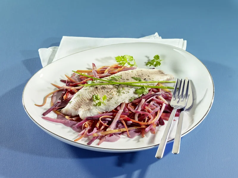 Bioforellenfilet auf buntem Gemüse