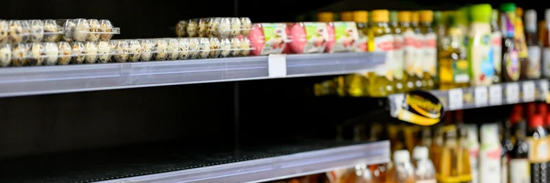 Leere Regale in einem Lebensmittelmarkt.