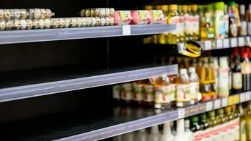 Leere Regale in einem Lebensmittelmarkt.