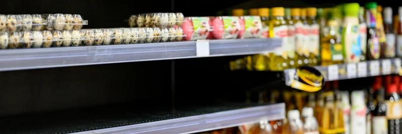 Leere Regale in einem Lebensmittelmarkt.