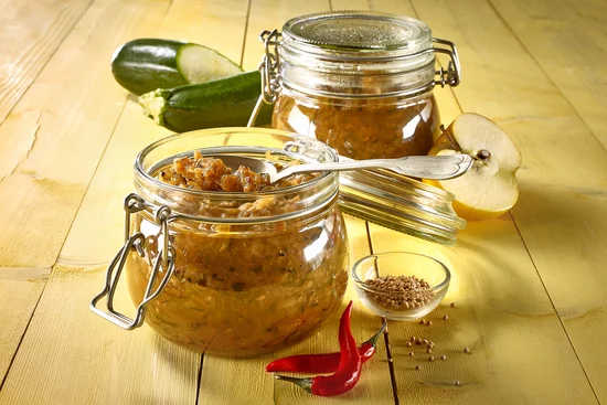 Zucchini-Chutney angerichtet in Einmachgläsern.