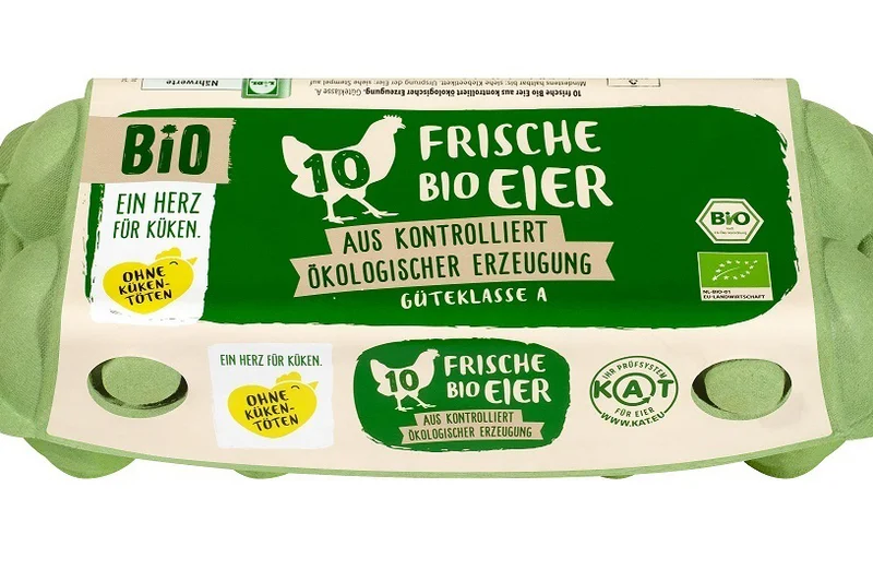 Eierpackung mit vielen Labeln. Klick führt zu Großansicht in neuem Fenster.