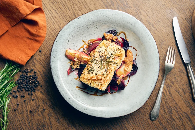 Rote Beete und Apfel aus dem Ofen mit gebackenem Feta und Mandel-Pangratto
