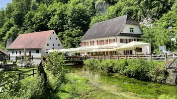 Bio-Gasthaus Friedrichshöhle an der Zwiefaltener Aach. Foto: Andreas Greiner