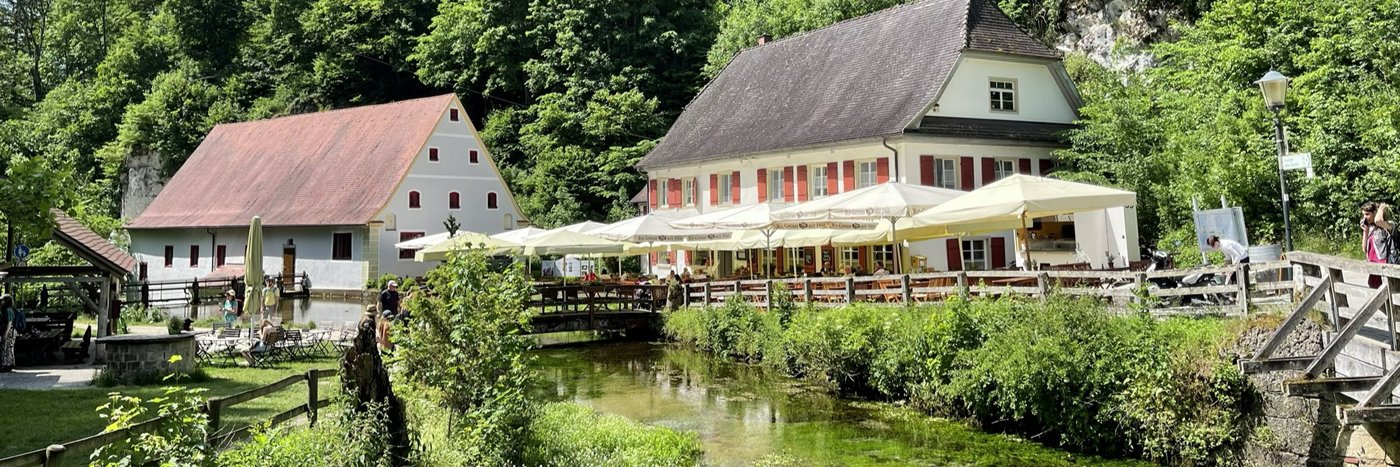 Bio-Gasthaus Friedrichshöhle an der Zwiefaltener Aach. Foto: Andreas Greiner