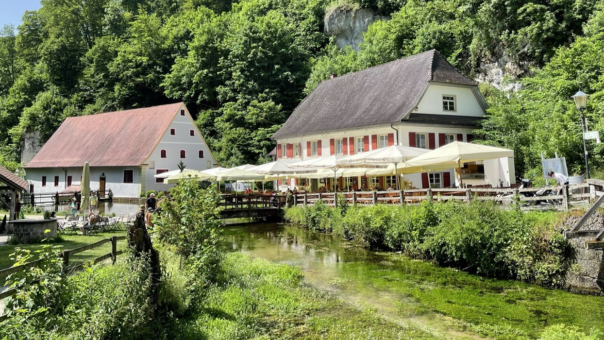 Bio-Gasthaus Friedrichshöhle an der Zwiefaltener Aach. Foto: Andreas Greiner