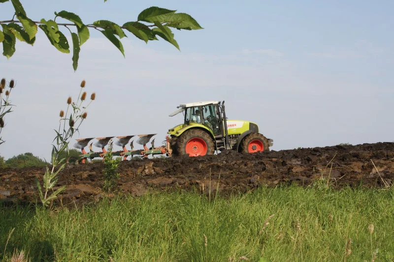 Traktor auf dem Feld.