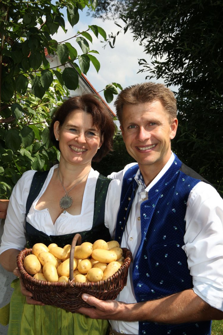 Betriebsleiterpaar mit Kartoffelkorb